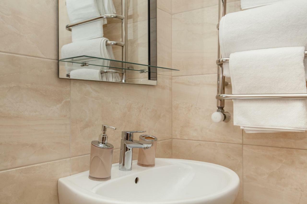 Mon Ami Hotel Ivano Frankivsk Bagian luar foto
