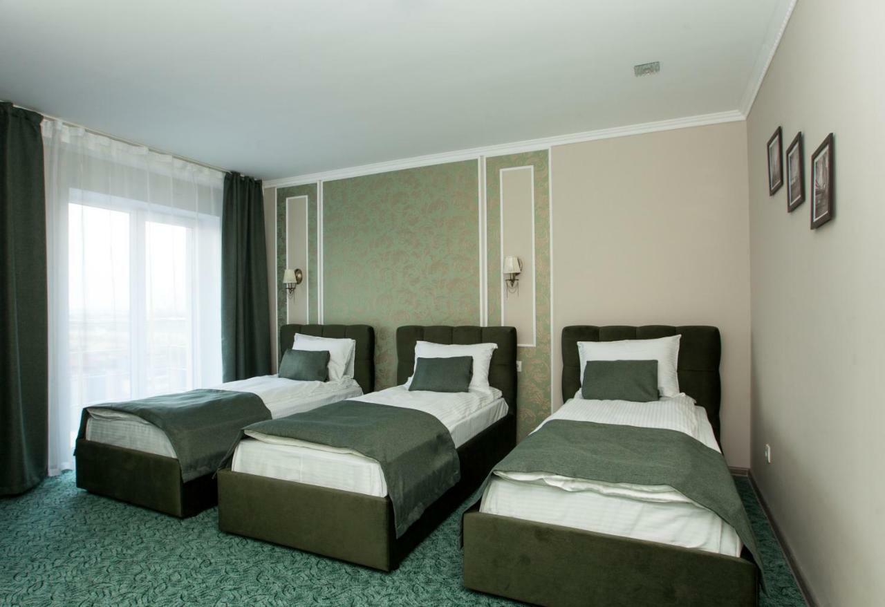 Mon Ami Hotel Ivano Frankivsk Bagian luar foto