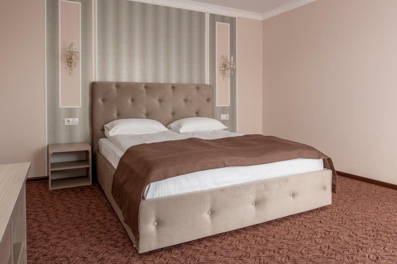 Mon Ami Hotel Ivano Frankivsk Bagian luar foto