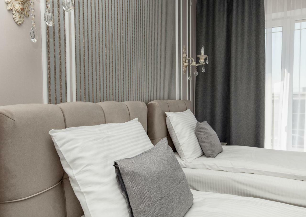 Mon Ami Hotel Ivano Frankivsk Bagian luar foto