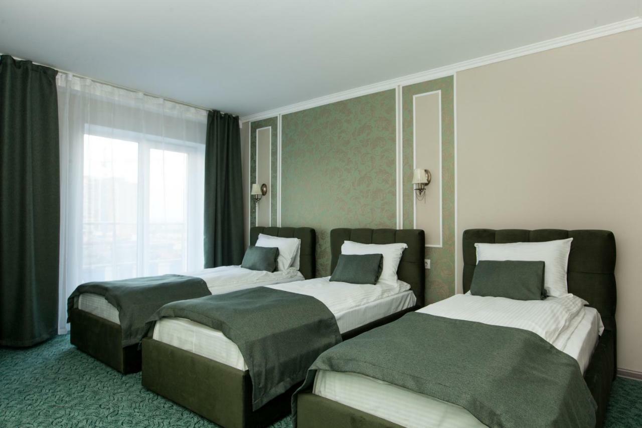 Mon Ami Hotel Ivano Frankivsk Bagian luar foto