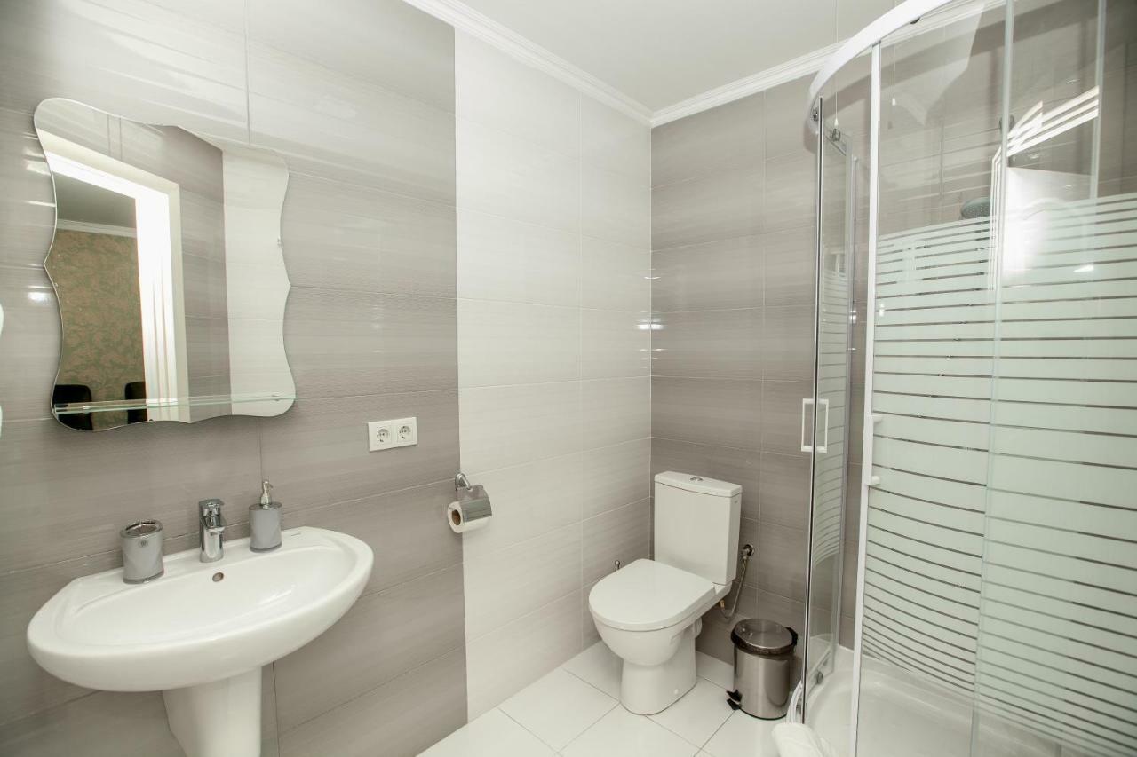 Mon Ami Hotel Ivano Frankivsk Bagian luar foto