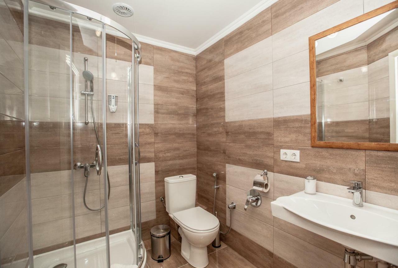 Mon Ami Hotel Ivano Frankivsk Bagian luar foto