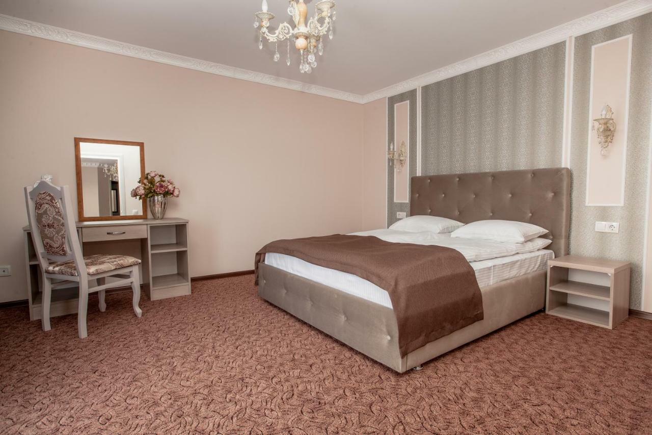 Mon Ami Hotel Ivano Frankivsk Bagian luar foto