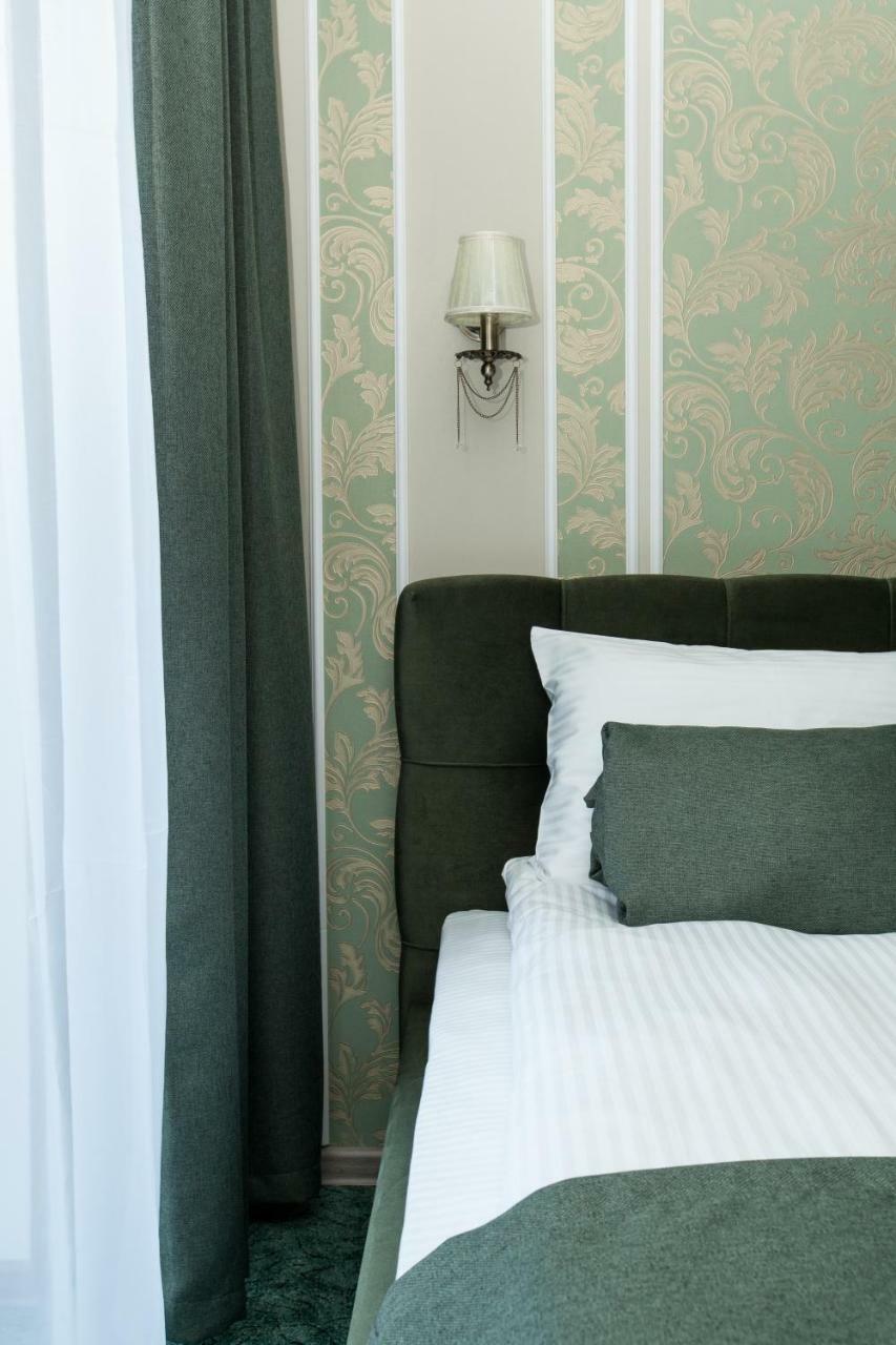 Mon Ami Hotel Ivano Frankivsk Bagian luar foto