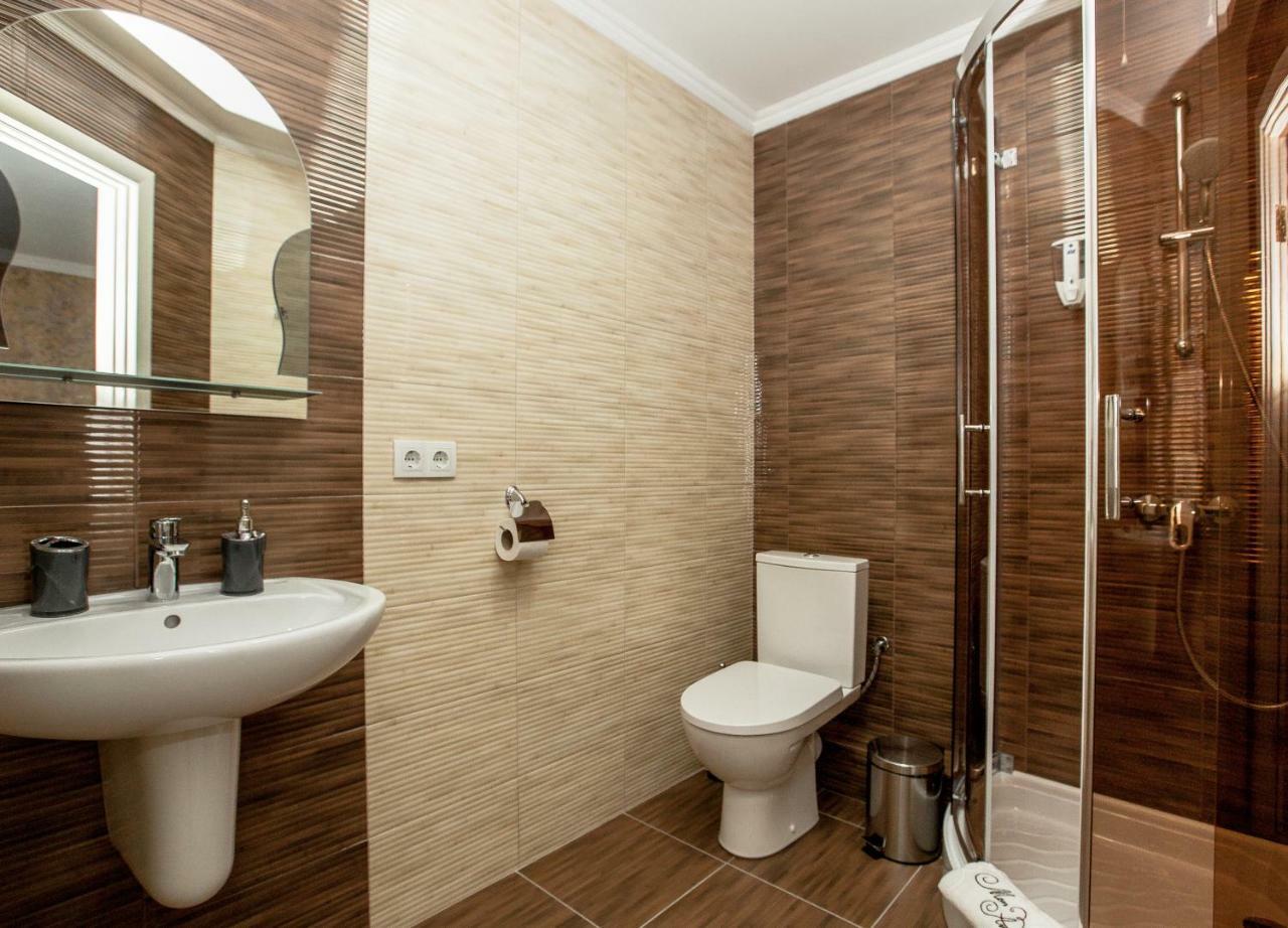 Mon Ami Hotel Ivano Frankivsk Bagian luar foto