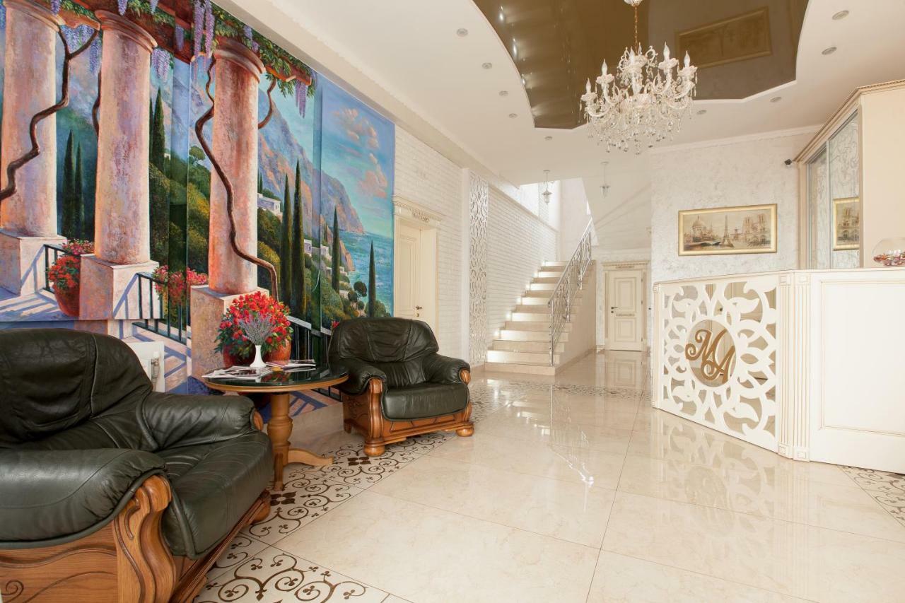 Mon Ami Hotel Ivano Frankivsk Bagian luar foto