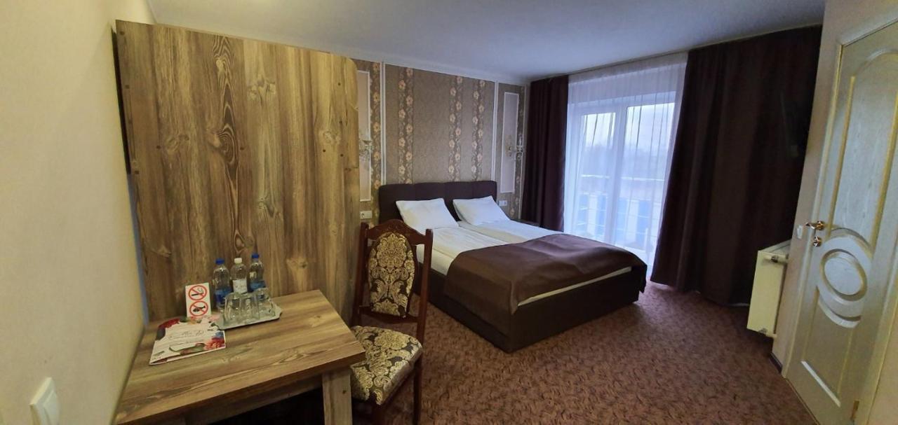 Mon Ami Hotel Ivano Frankivsk Bagian luar foto