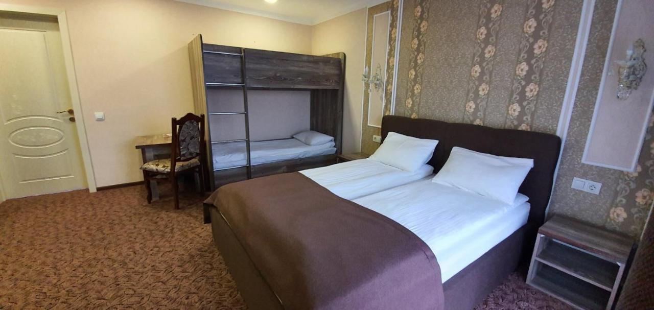 Mon Ami Hotel Ivano Frankivsk Bagian luar foto