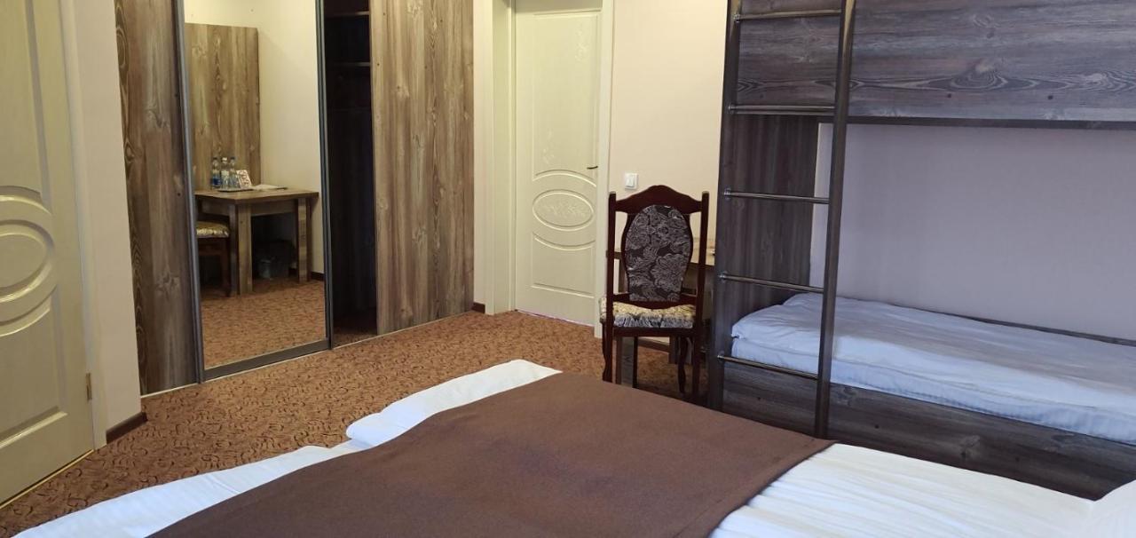 Mon Ami Hotel Ivano Frankivsk Bagian luar foto